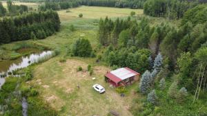 una vista aérea de una casa y un coche en un campo en Warmia Odludzie, en Dębiny