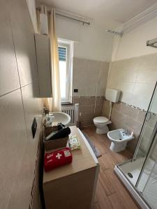 uma casa de banho com um WC, um lavatório e um chuveiro em Luxury center appartment em Novi Ligure