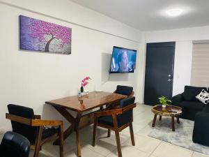 uma sala de estar com uma mesa de madeira e cadeiras em Departamento en Tuxtla Gutiérrez Chiapas, Rivera Cerro Hueco em Cerro Hueco