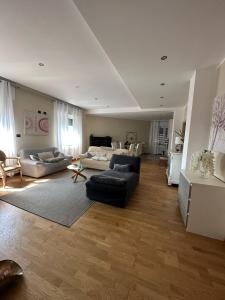 Sala de estar con 2 sofás y mesa en Luxury center appartment en Novi Ligure