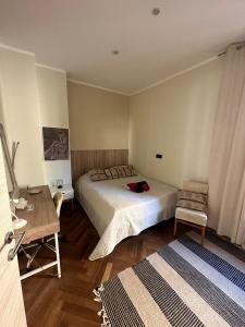 um quarto com uma cama, uma cadeira e uma mesa em Luxury center appartment em Novi Ligure