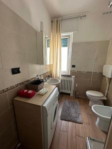 uma casa de banho com uma máquina de lavar roupa e um WC em Luxury center appartment em Novi Ligure
