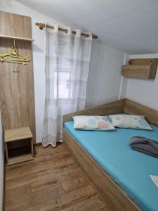 a small room with a bed and a shower at Casa Elvina in Dubova