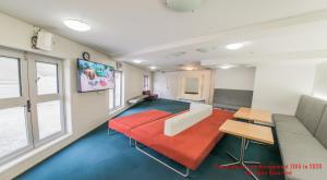 Μια τηλεόραση ή/και κέντρο ψυχαγωγίας στο Columbia Apartments