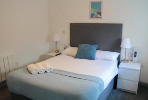 1 dormitorio con 1 cama con 2 toallas en Pier12, en Eastbourne