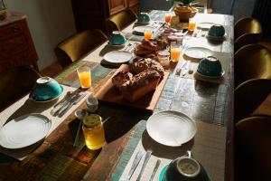 une grande table avec des assiettes et de la nourriture dans l'établissement La Porte des Prés, à Cluny