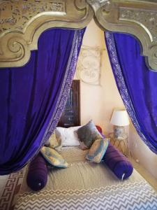 Ein Bett oder Betten in einem Zimmer der Unterkunft Riad Dar El Caid - Palais XIII Siecle