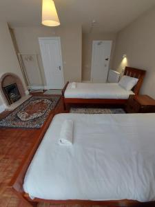 ポーツマスにあるInn By The Sea, PORTSMOUTHのベッド2台と暖炉付きの部屋