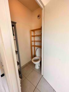 a small bathroom with a toilet in a room at Lyon 9 • T2 Porcher • HostisY in Lyon