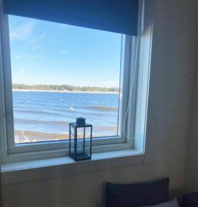 una ventana con vistas al océano en Boat house with direct connection to the sea, en Umeå