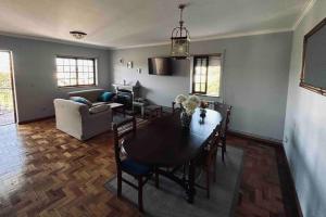 a living room with a dining table and a living room at Duplex em casa inteiro. 4 quartos. Bem localizada. in Bragança
