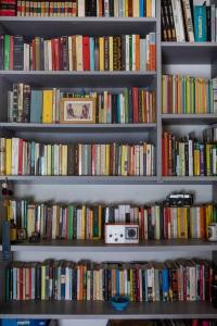 uma estante cheia de livros em La Casa nella Torre - Apartment em Pontassieve