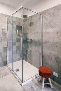 uma cabina de duche em vidro com um banco na casa de banho em La Casa nella Torre - Apartment em Pontassieve