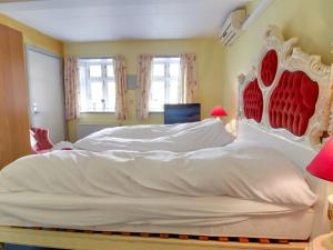 een slaapkamer met 2 bedden en 2 ramen bij Apartment Gunhild - 22km from the sea in Western Jutland by Interhome in Bredebro
