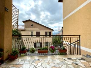 - un balcon avec des plantes en pot dans un bâtiment dans l'établissement [Menosio] La casa di Ermelinda - Relax, à Arnasco