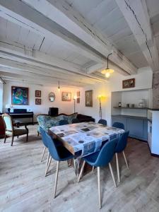 Un restaurante o sitio para comer en Maison du Vieux Marché - Grande et Typique - Meyssac