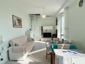 sala de estar con sofá y mesa en Casa Max & Lory by Holiday World en Cogoleto