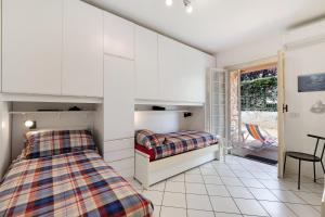 a bedroom with two beds and a table at Casa Ghibli in Loano