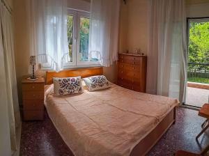 una camera da letto con un grande letto con due cuscini sopra di ALKIONIS , Apartment by the sea in Halkidiki a Pefkohori