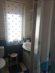 a bathroom with a sink and a toilet and a window at Casa Víctor in Ciudad-Rodrigo