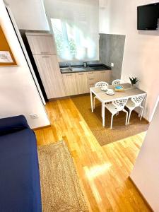 TV a/nebo společenská místnost v ubytování Conero casa- Marcelli di Numana in Via Litoranea 178 Fronte Mare con Pass Parcheggio Gratuito