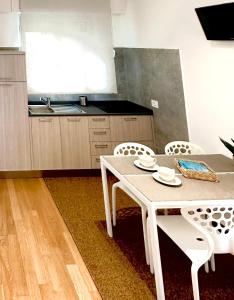 Kuchyň nebo kuchyňský kout v ubytování Conero casa- Marcelli di Numana in Via Litoranea 178 Fronte Mare con Pass Parcheggio Gratuito