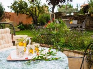 uma mesa com um tabuleiro com um monte de laranjas em Casa Rural Doña Catalina em Santa María la Real de Nieva