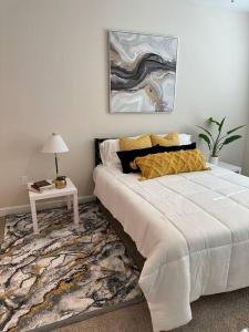 的住宿－Modern comfy golden retreat，一间卧室配有一张床和一张带台灯的桌子