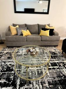 的住宿－Modern comfy golden retreat，带沙发和玻璃桌的客厅