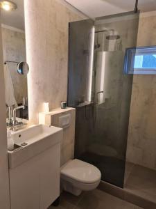 La salle de bains est pourvue d'une douche, de toilettes et d'un lavabo. dans l'établissement Charming apartment, à Reykjavik