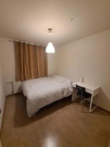 - une chambre avec un lit, un bureau et une fenêtre dans l'établissement Charming apartment, à Reykjavik
