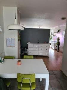 une cuisine avec une table blanche et des chaises vertes dans l'établissement Charming apartment, à Reykjavik
