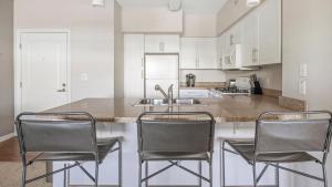 Majoituspaikan Modern Apartment in Prime Location ID6292 keittiö tai keittotila