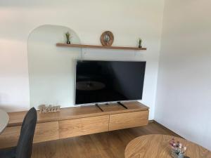 En TV eller et underholdningssystem på Apartment MAJA by Krone Travel Agency
