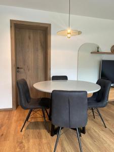 Et sittehjørne på Apartment MAJA by Krone Travel Agency