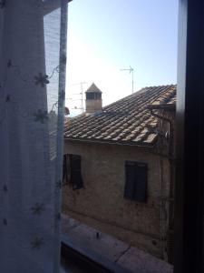 desde la ventana de un edificio con azotea en La Casina tra le Torri, en San Gimignano