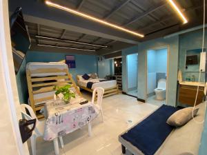 a room with two bunk beds and a bathroom at AL HAMRA in San Andrés