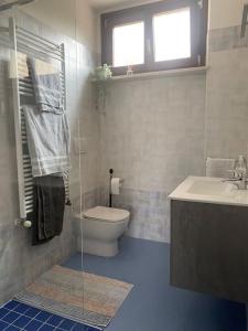 a bathroom with a toilet and a sink at 3 Bedroom Villa, Lake Garda in Lazise