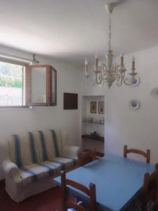 sala de estar con sofá y mesa en La Casina tra le Torri, en San Gimignano