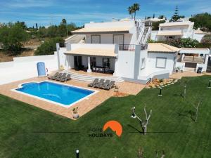 een villa met een zwembad voor een huis bij #102 Villa Private Pool and Garden in Albufeira