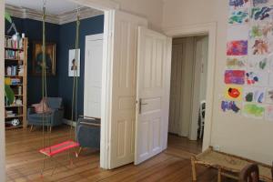 um quarto com um baloiço no meio de um quarto em Family Friendly Funhouse Centrally Located in Ottensen em Hamburgo