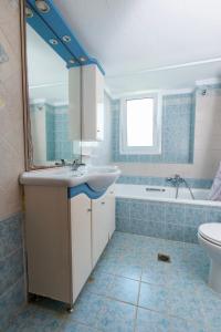 Ett badrum på Mansion in Peraia by thesbnb