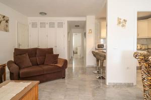Dinastia Los Cristianos في أرونا: غرفة معيشة مع أريكة ومطبخ