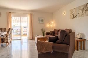 Dinastia Los Cristianos في أرونا: غرفة معيشة بها أريكة وطاولة