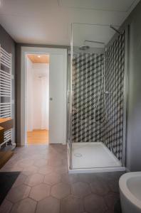 baño con ducha y puerta de cristal en Ca' del Biss, en Caenere