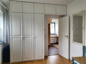 une chambre avec des armoires blanches et un couloir dans l'établissement Ferienwohnung "Emil", à Sankt Peter-Ording