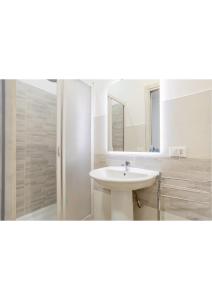奇尼斯的住宿－Casa Cinisi - Casa Vacanze，白色的浴室设有水槽和淋浴。