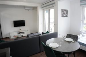 TV a/nebo společenská místnost v ubytování Royal Apartmani