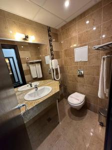 een badkamer met een wastafel en een toilet bij Briz Beach apartments - section B in Sunny Beach