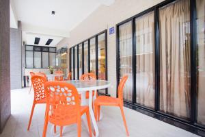 斗南Yung An Business Hotel的用餐室配有橙色椅子和桌子